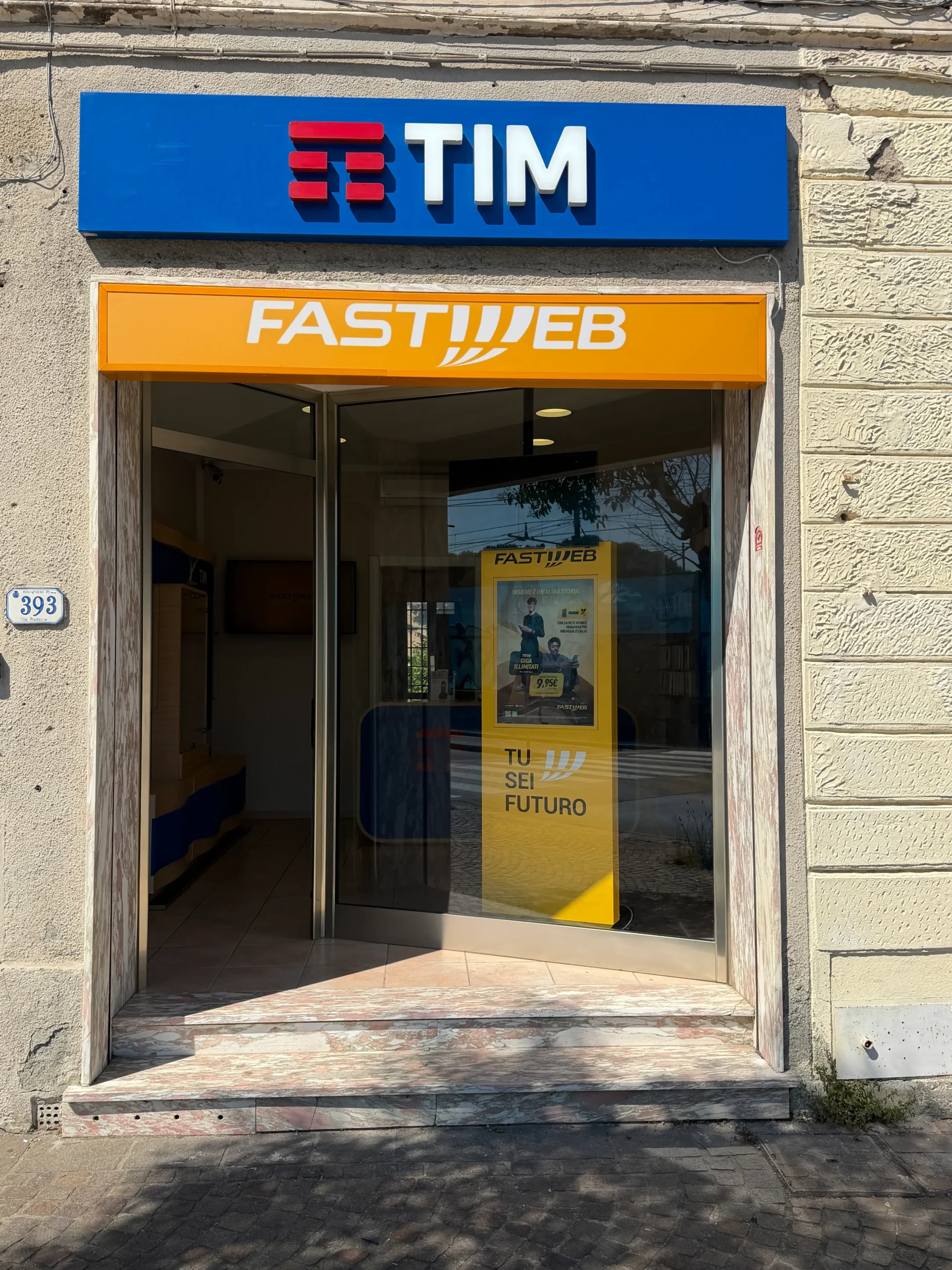 Negozio Online Station a Rosignano Marittimo — insegna TIM e Fastweb in Via Aurelia 393
